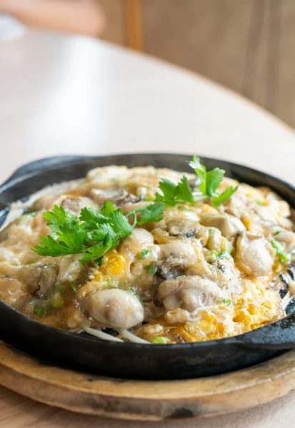 Sıcak tavada fasulye filizi ile istiridye omleti - Asya yemeği tarzı