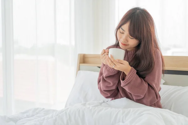 Wanita Asia Cantik Minum Kopi Tempat Tidur Pagi Hari — Stok Foto