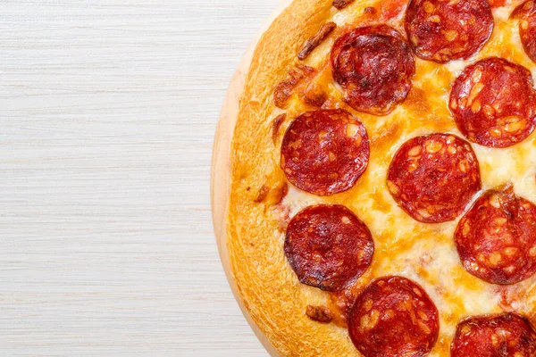 İtalyan usulü odun tepsisinde pepperoni pizza.