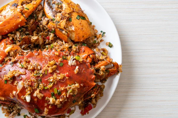 Baharatlı Tuz ve Biberli Kızarmış Yengeç - Deniz ürünleri tarzı