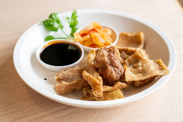 Intestinos Porco Fritos Com Molho Preto Doce Estilo Comida Asiática — Fotografia de Stock