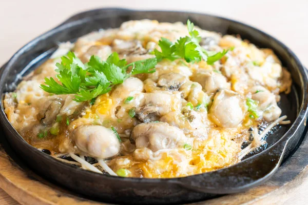 stock image Oyster omelette with bean sprout on hot pan - Asian food style