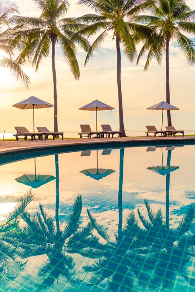 아름다운 수영장 주변에 있으며 녘이나 일출을 기념하거나 휴가를 야자수를 놓는다 — 스톡 사진