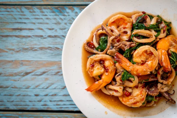 Tayland fesleğenli kızarmış deniz ürünleri (karides ve kalamar) - Asya usulü