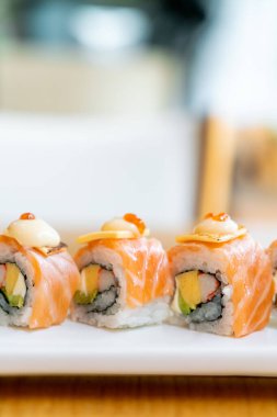Japon usulü peynirli somon dürümü suşi.