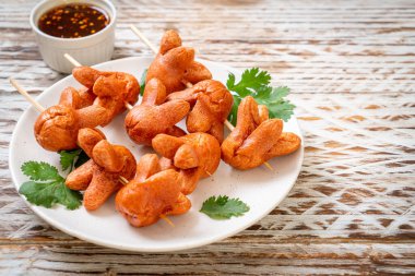 soslu kızarmış sosis şişi.