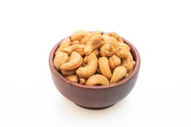 Beyaz arka planda izole edilmiş kaju fıstığı.