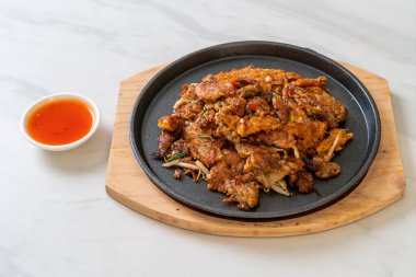 Kızarmış midyeli krep ya da midyeli omlet.