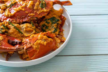 Köri tozuyla kızartılmış yengeç - Deniz ürünleri tarzı