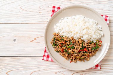 Tayland usulü kızarmış fesleğen, kıymalı domuz ve biberli pilav. Tayland usulü.