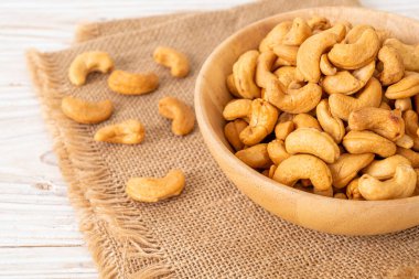 Tahta kasede fındık ve fotokopi alanı.