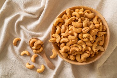 Tahta kasede fındık ve fotokopi alanı.