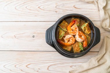 Karides ve sebze omletli Tamarind Paste 'den yapılmış ekşi çorba - Asya usulü.