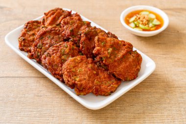 Kızarmış balık köftesi ya da kızarmış balık keki. Asya usulü.