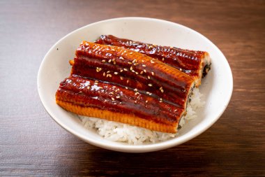 Japon yılan balığı pilav kasesi ya da Unagi don ile kızartılır.