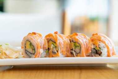 Japon usulü soslu somon dürümü suşi.