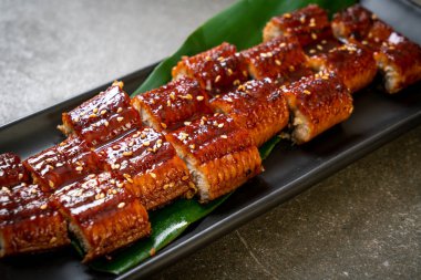 Dilimlenmiş yılan balığı ya da soslu ızgara unagi (Kabayaki) - Japon yemeği tarzı.