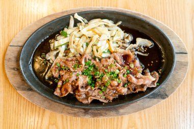 Lahanalı teriyaki domuz eti - Japon yemeği tarzı.