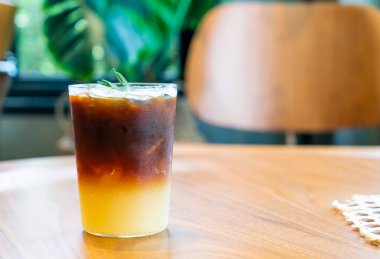 Kahve dükkanında portakallı kahve bardağı.