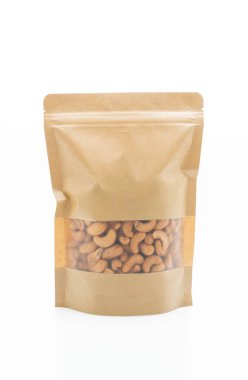 Beyaz arka planda izole edilmiş kaju fıstığı torbası.