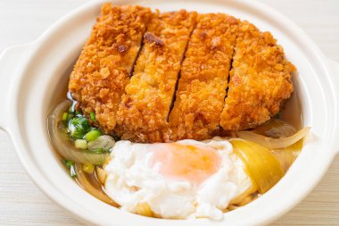 Japon usulü kızarmış domuz pirzolası (katsudon) soğan çorbası ve yumurta - Asya usulü