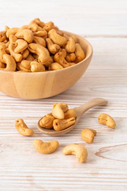 Tahta kasede fındık ve fotokopi alanı.