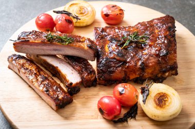 Izgara ve ızgara domuz pirzolası.