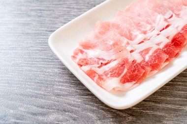 Dilimlenmiş taze domuz filetosu.