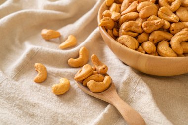 Tahta kasede fındık ve fotokopi alanı.