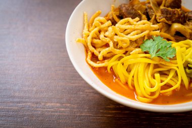 Kuzey Tayland usulü körili şehriye çorbası, haşlanmış domuz eti, Tayland usulü.