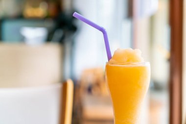 Kafe restoranında portakal suyu karışımı smoothie bardağı