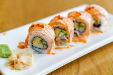 Japon usulü soslu somon dürümü suşi.