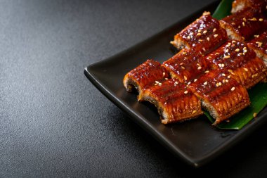 Dilimlenmiş yılan balığı ya da soslu ızgara unagi (Kabayaki) - Japon yemeği tarzı.