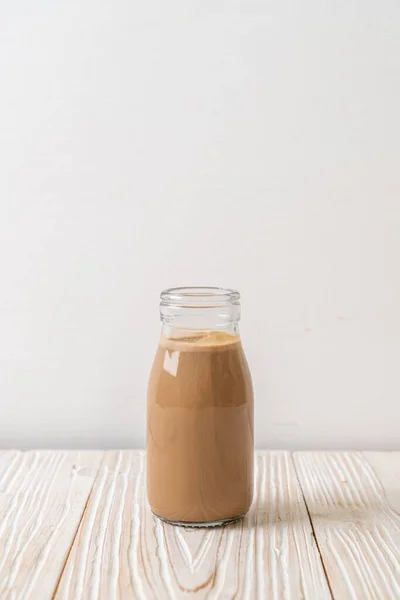 Kopi Dengan Susu Botol Latar Belakang Kayu — Stok Foto