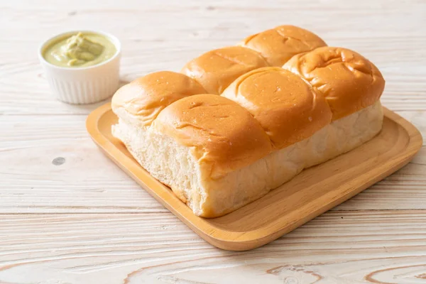 Хлеб Тайским Заварным Кремом Пандан Тарелке — стоковое фото