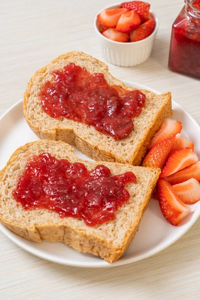 Hausgemachtes Vollkornbrot Mit Erdbeermarmelade Und Frischer Erdbeere — Stockfoto