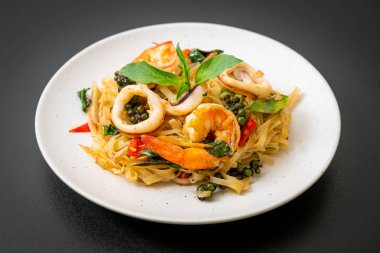 Baharatlı erişteyi deniz yemeğiyle karıştır (Pad Cha Talay) - Tayland yemeği tarzı