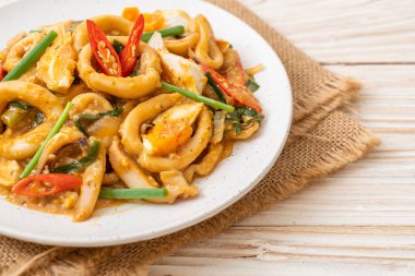 Kızarmış kalamar ya da ahtapotu tuzlu yumurtayla karıştırın - Asya yemeği tarzı