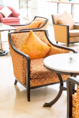 Oda içindeki kanepede güzel yastıklar.