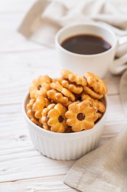 Hindistan cevizli bisküvi ve ananas reçeli.