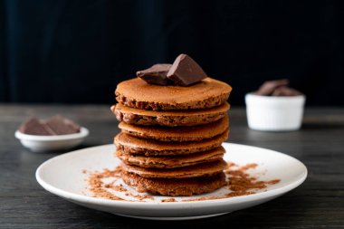 Çikolatalı krep yığını.