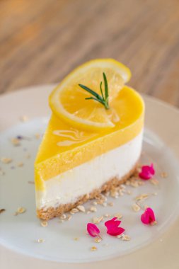 Kafede ve restoranda tabakta limonlu kek.