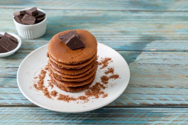 Çikolatalı krep yığını.