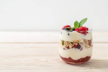 Ev yapımı ahududu ve yaban mersinli yoğurt ve granola. Sağlıklı yemek tarzı.