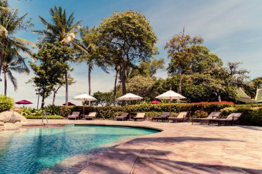 Otel havuzunda yüzme havuzu - tatil ve tatil konsepti