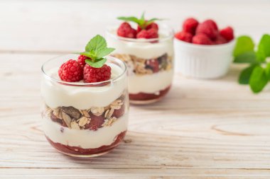 Tahıllı taze ahududu ve yoğurt.