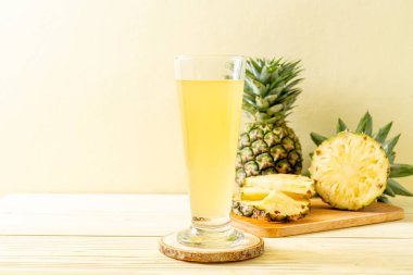 Ahşap arka planda taze ananas suyu