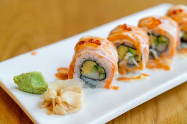 Japon usulü soslu somon dürümü suşi.