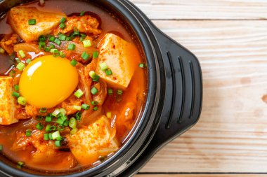 Tofu ve yumurtalı Kimchi Çorbası veya Kore Kimchi Güveci - Kore Yemekleri Geleneksel Tarzı