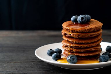 Yaban mersinli ve ballı krep yığını.